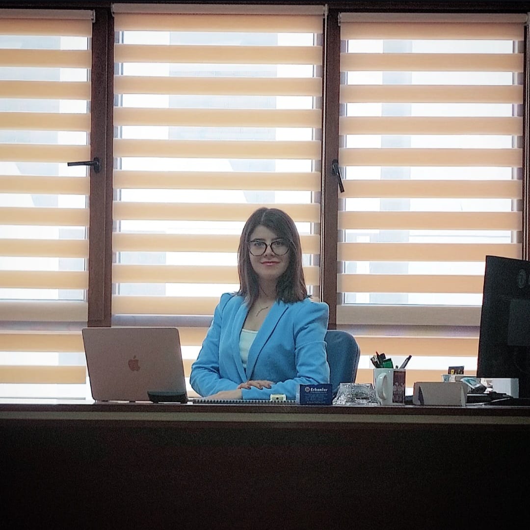 Avukat Gizem Ünal, hukuk bürosunda çalışma masasında