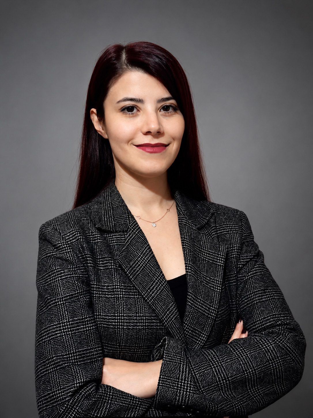 Avukat Gizem Ünal, hukuk bürosundaki çalışma masasında